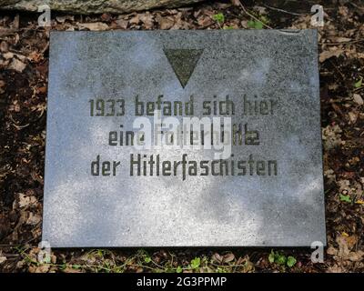 Pietra commemorativa per un massacro di prigionieri del campo di concentramento 13.4.1945 Berliner Chaussee Magdeburg Foto Stock