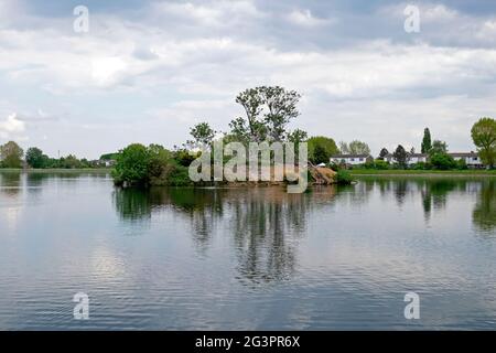 Riserva naturale paesaggio vista del lago artificiale presso la Walthamstow Wetlands Lea Valley a Londra N17 Inghilterra Regno Unito KATHY DEWITT Foto Stock