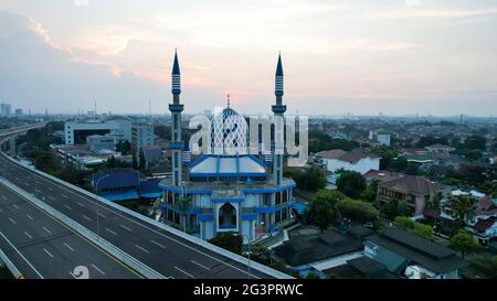 Al-azhar Centro Moschea vista panoramica più grande Moschea in Bekasi. Concetto Ramadan e Eid e nuvola di rumore quando si guarda il tramonto o l'alba. Bekasi, Indonesia, Foto Stock