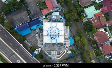 Al-azhar Centro Moschea vista panoramica più grande Moschea in Bekasi. Concetto Ramadan e Eid e nuvola di rumore quando si guarda il tramonto o l'alba. Bekasi, Indonesia, Foto Stock