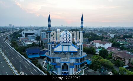 Al-azhar Centro Moschea vista panoramica più grande Moschea in Bekasi. Concetto Ramadan e Eid e nuvola di rumore quando si guarda il tramonto o l'alba. Bekasi, Indonesia, Foto Stock