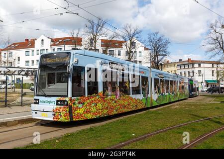 Schwerin, Germania - 22 aprile 2021: Fermata del tram Platz der Freiheit a Schwerin, Germania. Foto Stock