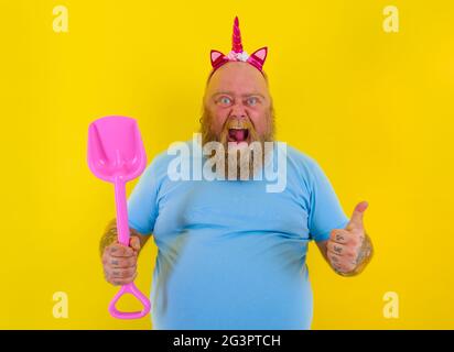 fat uomo con archetto gioco con paddle mare Foto Stock