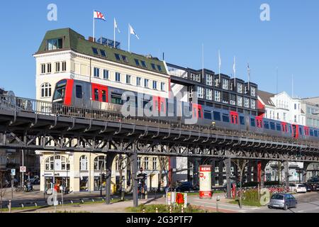 Amburgo, Germania - 20 aprile 2021: Treno della metropolitana Hochbahn Elbpromenade Landungsbrücken ad Amburgo, Germania. Foto Stock