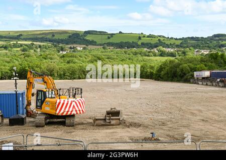 Pontypridd, Galles - Giugno 2021: Escavatore in un sito pronto per il lavoro per iniziare un nuovo sviluppo di alloggi Foto Stock