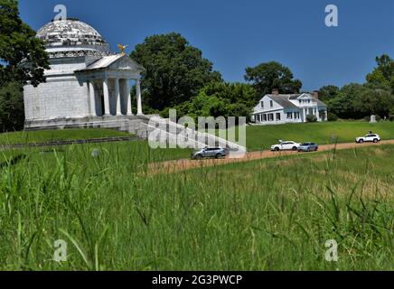 Il monumento dell'Illinois e la Shirley House si affacciano sul campo di battaglia. Foto Stock