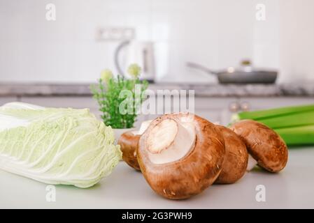 set dietetico di prodotti per la prima colazione. cucina funghi da tavola verdure. Foto Stock