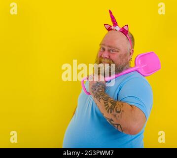 fat uomo con archetto gioco con paddle mare Foto Stock