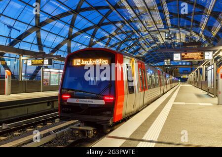 Amburgo, Germania - 20 aprile 2021: Linea U4 della metropolitana Hochbahn, stazione Elbbrücken ad Amburgo, Germania. Foto Stock