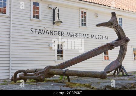 Un'antica ancora esposta di fronte all'ingresso del Museo Marittimo di Stavanger in Norvegia Foto Stock