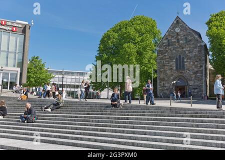 Persone che si rilassano e si siedono sulle scale di fronte alla Cattedrale di Stavanger in Norvegia Foto Stock