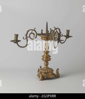 Candelabro su tre gambe sotto forma di sirene. Le tre gambe, il piede, il tronco, il collettore di grasso e la candela pin sono versati separatamente. Le gambe hanno la forma di sirene. La base profilata è decorata su delle grazie. Lo stelo è costituito da un baluster inverso decorato con motivi a foglia, una parte centrale, decorata con macine e cannelure e a tre sezioni, e da un baluster, anch'esso parzialmente decorato in fondo con le grazie e sovrastato da canneliti. Il raccoglitore di grasso è anche dotato di grani sul fondo, ha dodici aperture nella parete sotto forma di standi Foto Stock