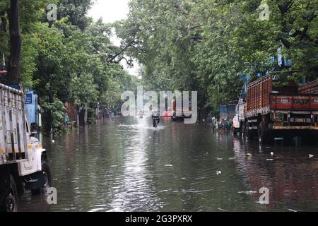 Kolkata, India. 17 Giugno 2021. I pendolari vado attraverso una strada costellata d'acqua dopo la pioggia pesante a Kolkata. Il reparto meteo ha previsto più pioggia e temporale nei prossimi due giorni. (Foto di Dipa Chakraborty/Pacific Press) Credit: Pacific Press Media Production Corp./Alamy Live News Foto Stock