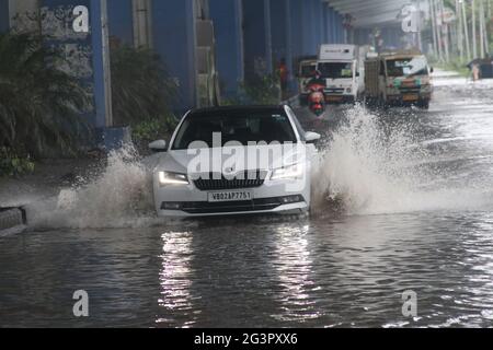 Kolkata, India. 17 Giugno 2021. I pendolari vado attraverso una strada costellata d'acqua dopo la pioggia pesante a Kolkata. Il reparto meteo ha previsto più pioggia e temporale nei prossimi due giorni. (Foto di Dipa Chakraborty/Pacific Press) Credit: Pacific Press Media Production Corp./Alamy Live News Foto Stock