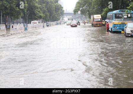 Kolkata, India. 17 Giugno 2021. I pendolari vado attraverso una strada costellata d'acqua dopo la pioggia pesante a Kolkata. Il reparto meteo ha previsto più pioggia e temporale nei prossimi due giorni. (Foto di Dipa Chakraborty/Pacific Press) Credit: Pacific Press Media Production Corp./Alamy Live News Foto Stock