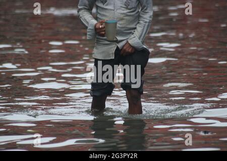 Kolkata, India. 17 Giugno 2021. I pendolari vado attraverso una strada costellata d'acqua dopo la pioggia pesante a Kolkata. Il reparto meteo ha previsto più pioggia e temporale nei prossimi due giorni. (Foto di Dipa Chakraborty/Pacific Press) Credit: Pacific Press Media Production Corp./Alamy Live News Foto Stock