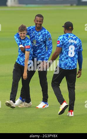 U 17 giugno 2021. Londra, Regno Unito. Archie Lenham di Sussex celebra con i compagni di squadra dopo aver preso una grande cattura per ottenere il wicket di Jason Roy fuori dal bowling di David Wiese, come Surrey affrontare Sussex nella partita di cricket Vitality T20 Blast al Kia Oval. Credit: David Rowe/Alamy Live News Foto Stock