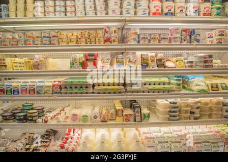 Articoli alimentari in vendita su scaffali del punto vendita Foto Stock