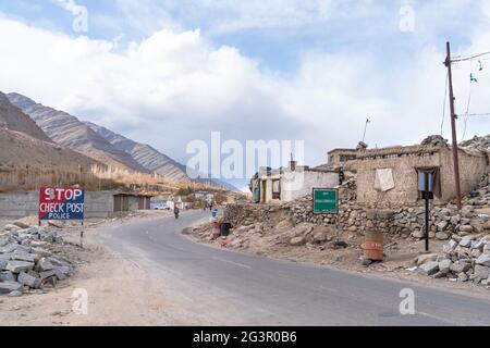 Il piccolo villaggio sulla strada per Leh Foto Stock