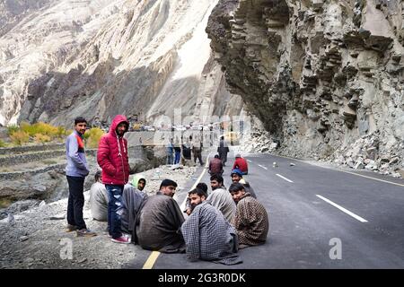 Il gruppo di conducenti di autocarri in attesa quando la strada sarà libera a causa della frana Foto Stock