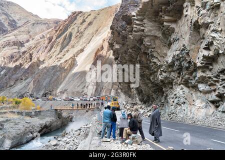 Il gruppo di conducenti di autocarri in attesa quando la strada sarà libera a causa della frana Foto Stock