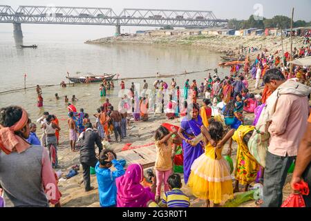 Varanasi/India-09.11.2018:la gente che si lava in acqua Santa di Ganga Foto Stock