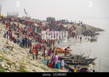 Varanasi/India-09.11.2018:la gente che si lava in acqua Santa di Ganga Foto Stock