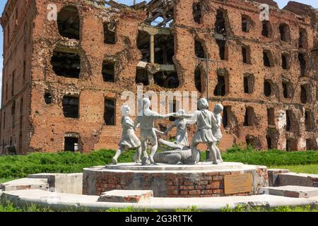 Volgograd/Russia-18.06.2016:la statua di con cerchio di bambini e coccodrillo e edificio distrutto Foto Stock