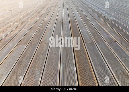Pavimenti in legno esterno in tavole di larice, struttura fotografica di sfondo con effetto prospettico Foto Stock