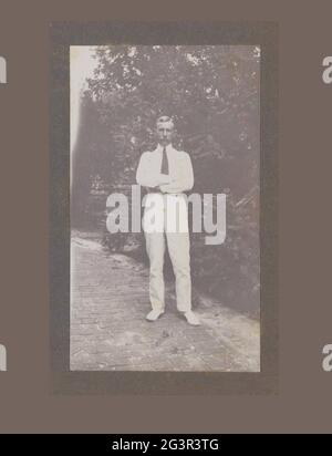 Andries Boom. Andries Boom in piedi con le braccia incrociate. Parte dell'album fotografico sulla vita della famiglia Gonggrijp in Suriname intorno al 1912. Foto Stock