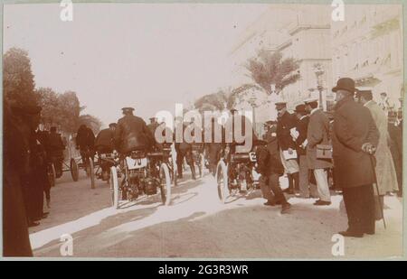 Tricicli motorizzati al via della Nizza-Magagnosc Race. Parte dell'album fotografico di un fotografo amatoriale francese con registrazioni di viaggi in Francia, Spagna, Belgio, Lussemburgo e Paesi Bassi, le prime automobili e autoraces. Foto Stock