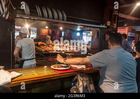 MONTEVIDEO, URUGUAY - FEB 19: Barbecue in ristorante a Mercado del Puerto a Montevideo, Uruguay Foto Stock