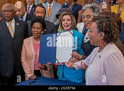 Presidente della Camera dei rappresentanti degli Stati Uniti Nancy Pelosi (democratico della California) è unita dai membri del Congresso Black Caucus come lei sostiene il disegno di legge S. 475, il Juneteicenth National Independence Day Act, presso il Campidoglio degli Stati Uniti a Washington, DC, giovedì 17 giugno 2021. Nella foto da sinistra a destra: LA maggioranza della Camera DEGLI STATI UNITI, Whip James Clyburn (democratico della Carolina del Sud), il rappresentante americano Andre Carson (democratico dell'Indiana), il rappresentante americano al Green (democratico del Texas), il rappresentante statunitense Sheila Jackson-Lee (democratico del Texas), il presidente Pelosi, il rappresentante statunitense Joyce Beatty (democratico Foto Stock