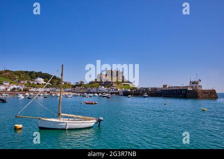 Immagine del porto di Gorey con il castello di Gorey sullo sfondo. Ci Jersey Foto Stock