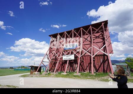 Cinema all'aperto conosciuto come l'attrazione stradale SPUD, Driggs, Idaho. Venerdì 4 giugno 2021 Foto di Jennifer Graylock-Graylock.com 917-519-7666 Foto Stock