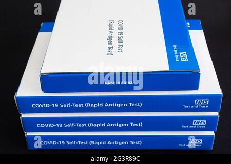 Kit per test autodiagnostico Covid-19 (test antigene rapido) del NHS prodotto ironicamente in Cina Foto Stock