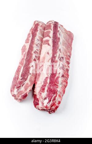 Costolette di maiale crudo di riserva St Louis taglio offerto come closeup su sfondo bianco con spazio di copia - free-from Select Foto Stock