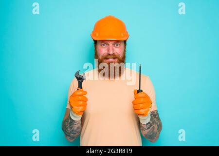 Il lavoratore incompetente ha paura e preoccupazione per il suo lavoro Foto Stock