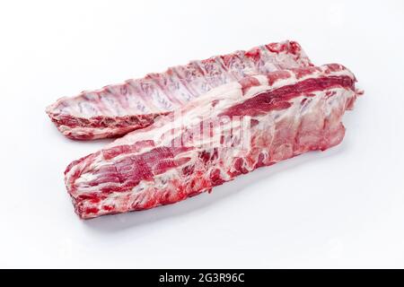 Costolette di maiale crudo di riserva St Louis taglio offerto come closeup su sfondo bianco con spazio di copia - free-from Select Foto Stock