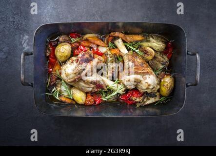 Gamba tradizionale brasata di agnello con melanzane Foto Stock