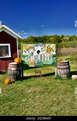 Una tavola da stand-in foto per due persone per farti apparire come American Gothic Farmers.Hacklebarney Farm, Chester New Jersey, USA. Fattoria stagionale Foto Stock