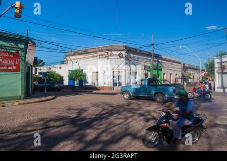 MERCEDES, ARGENTINA - 12 FEBBRAIO 2015: Traffico su una strada in Mercedes città. Foto Stock