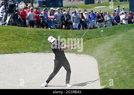 San Diego, Stati Uniti. 17 Giugno 2021. Xander Schauffele degli Stati Uniti, scheggia fuori del bunker sulla tredicesima buca durante il primo giorno di gara al 121esimo campionato aperto degli Stati Uniti al campo da golf di Torrey Pines a San Diego, California giovedì 17 giugno 2021. Foto di Richard Ellis/UPI Credit: UPI/Alamy Live News Foto Stock