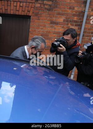 Edwin Poots lascia il quartier generale del DUP a Belfast dopo aver detto che si leverà in piedi in piedi come il leader del partito dopo una rivolta interna del partito contro di lui. Stava affrontando delle domande circa il suo futuro di leadership dopo che una maggioranza significativa dei rappresentanti eletti del partito si è opposta alla sua decisione di ricostituire l'esecutivo di powersharing con Sinn Fein. Data immagine: Giovedì 17 giugno 2021. Foto Stock