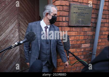 Edwin Poots lascia il quartier generale del DUP a Belfast dopo aver detto che si leverà in piedi in piedi come il leader del partito dopo una rivolta interna del partito contro di lui. Stava affrontando delle domande circa il suo futuro di leadership dopo che una maggioranza significativa dei rappresentanti eletti del partito si è opposta alla sua decisione di ricostituire l'esecutivo di powersharing con Sinn Fein. Data immagine: Giovedì 17 giugno 2021. Foto Stock