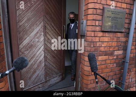 Edwin Poots lascia il quartier generale del DUP a Belfast dopo aver detto che si leverà in piedi in piedi come il leader del partito dopo una rivolta interna del partito contro di lui. Stava affrontando delle domande circa il suo futuro di leadership dopo che una maggioranza significativa dei rappresentanti eletti del partito si è opposta alla sua decisione di ricostituire l'esecutivo di powersharing con Sinn Fein. Data immagine: Giovedì 17 giugno 2021. Foto Stock