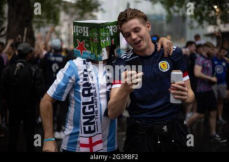 Londra, Regno Unito. 17 Giugno 2021. Un sostenitore della Scozia che chiacchiera con un sostenitore dell'Inghilterra. Credit: Yuen Ching ng/Alamy Live News Foto Stock