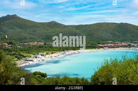 Splendida vista su una spiaggia di sabbia bianca bagnata da uno splendido mare turchese. Spiaggia di Marinella, Porto Rotondo, Costa Smeralda, Sardegna, Italia. Foto Stock