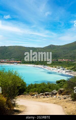 Splendida vista su una spiaggia di sabbia bianca bagnata da uno splendido mare turchese. Spiaggia di Marinella, Porto Rotondo, Costa Smeralda, Sardegna, Italia. Foto Stock