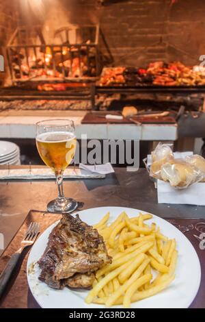 Bistecca con patatine al ristorante Mercado del Puerto a Montevideo, Uruguay Foto Stock